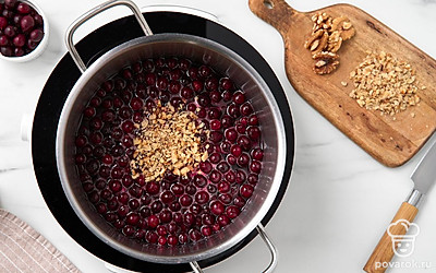 Мелко порубите ядра грецких орехов, всыпьте их в варенье. Хорошо перемешайте и варите массу еще 5 минут. Снимите кастрюлю с огня и дайте варенью остыть до комнатной температуры в течение 3-4 часов. 