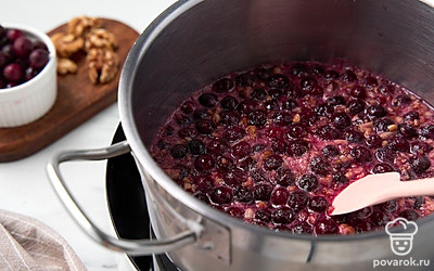 Снова поставьте кастрюлю с вареньем на средний огонь, дайте массе закипеть. Проварите еще 5 минут, помешивая, и еще раз полностью остудите около 3-4 часов.