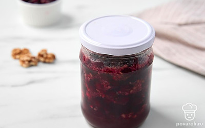 В третий раз доведите варенье до кипения на среднем огне и прогрейте его в течение 5 минут. Переложите горячую массу в банку и плотно закройте крышкой. Дайте банке с вареньем остыть при комнатной температуре и уберите ее на хранение в прохладное место.