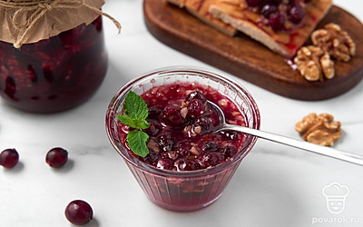 Подайте варенье из крыжовника с грецким орехом на ломтиках пшеничной лепешки. Украсьте мятой.