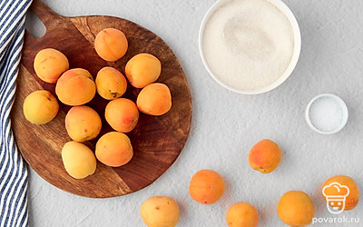 Помойте абрикосы, выложите их на бумажные полотенца и обсушите. Простерилизуйте банки для хранения любым удобным способом: в духовке, микроволновке или над паром. Прокипятите крышки.