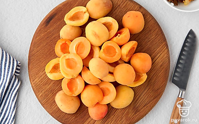 Разрежьте каждый абрикос пополам и удалите косточки.