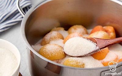 Сверху выложите оставшиеся абрикосы и посыпьте оставшимся сахаром. Уберите кастрюлю с абрикосами в холодильник на 24 часа.