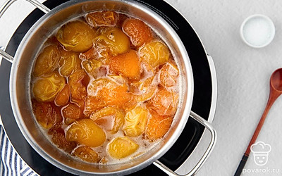 Поставьте кастрюлю на средний огонь, доведите до кипения. Убавьте нагрев до минимального. Варите 40 минут. Добавьте в варенье лимонную кислоту. Тщательно перемешайте и отключите нагрев и дайте остыть.