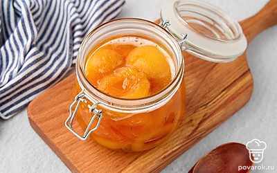 Разложите остывшее варенье по стерилизованным банкам, плотно закройте крышками. Уберите на хранение в прохладное темное место.