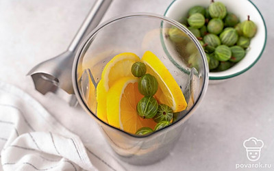 Нарежьте лимон круглыми ломтиками вместе с кожурой, удалите из него косточки. Положите в блендер кусочки лимона и крыжовник, пробейте все до состояния пюре. 