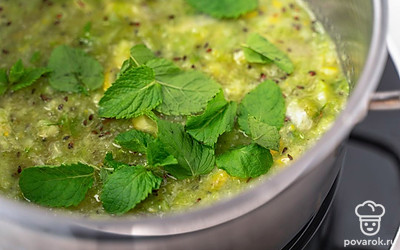 Отделите листочки мяты от стеблей, выложите листья в кастрюлю с крыжовником и лимоном. Еще раз все перемешайте и поставьте кастрюлю на средний огонь.