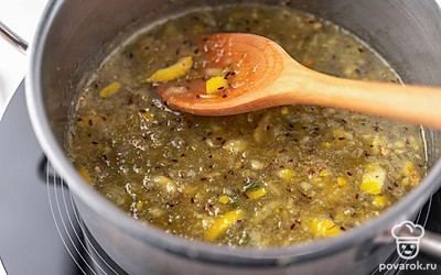 Постоянно помешивая ягодную массу, дождитесь, когда она закипит. Снимите образовавшуюся пену и уменьшите огонь до слабого. Проварите варенье, помешивая, 5-6 минут и снимите кастрюлю с огня.