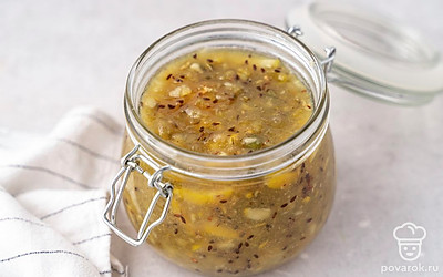 Переложите варенье в простерилизованную банку. Плотно закрутите крышку и остудите варенье при комнатной температуре. Поместите его на хранение в темное прохладное место.