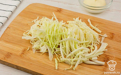 Капусту тонко нашинкуйте.