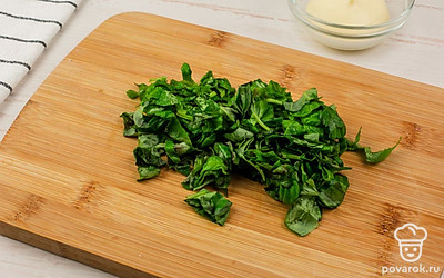 Порубите шпинат.