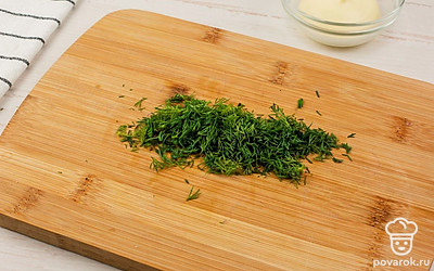 Мелко порубите укроп.