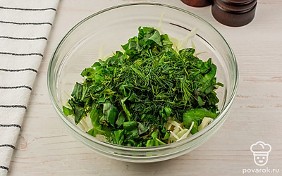 Вглубокой емкости перемешайте нашинкованную капусту, шпинат, укроп, посолите и поперчите по вкусу.