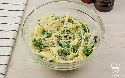 Добавьте майонез, перемешайте и подавайте к столу!