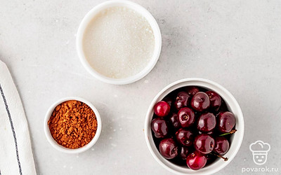 Хорошенько промойте вишню, удалите веточки и листочки. Подготовьте простерилизованную баночку с крышкой. О видах и вариантах стерилизации читайте 