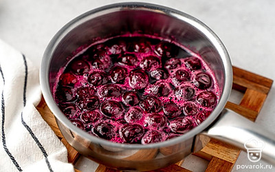 Выложите вишню в кастрюлю. Засыпьте сахаром. Поставьте на средний огонь и доведите до кипения. Когда содержимое посуды закипит, убавьте нагрев до слабого и варите, помешивая, 30 минут. Снимите с плиты и полностью остудите.