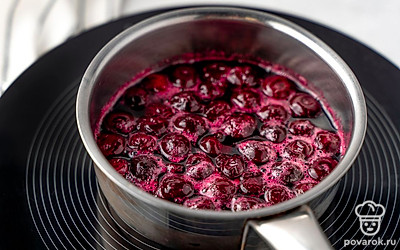 Поставьте ягоды на плиту еще раз. Проварите после закипания еще 30 минут на слабом огне. Дайте остыть снова и повторите действия в третий раз.