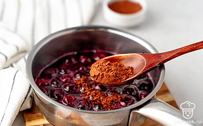 Перед тем, как дать варенью остыть в третий раз, всыпьте в ягодную массу какао-порошок и тщательно перемешайте.