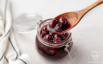 Перелейте варенье в стерильную банку. Закройте крышку, а банку переверните на полотенце горлышком вниз, затем укутайте в одеяло и дайте полностью остыть при комнатной температуре.
