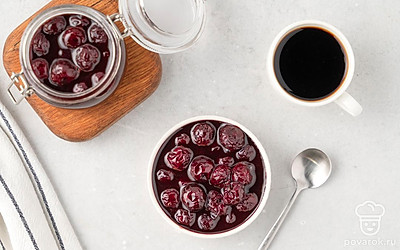 Выложите немного варенья в креманку или небольшую пиалу и подавайте с кофе или чаем.