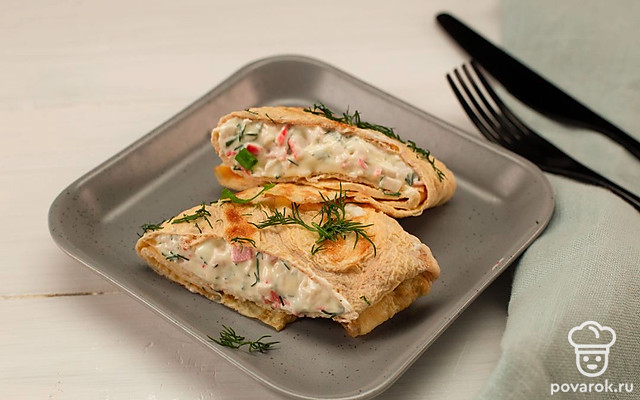 Яичные конвертики с сыром и крабовыми палочками — Рецепт с фото