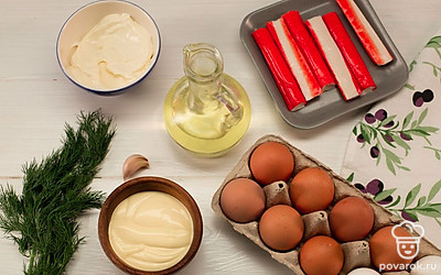 Очистите и измельчите чеснок. Крабовые палочки нарежьте мелкими кубиками, крупно натрите сыр.Промойте укроп и мелко порубите.