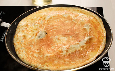 Хорошенько взбейте яйца и на сковороде с разогретым растительным маслом пожарьте яичные блинчики.