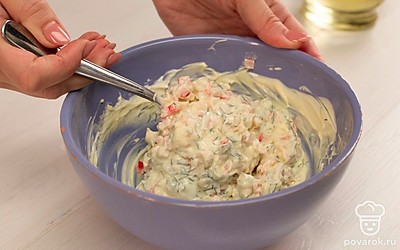 Соедините в миске крабовые палочки, чеснок, сыр, укроп, майонез и перемешайте.