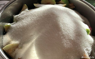 Засыпьте сахаром и оставьте пропитываться. Время выбирайте на свое усмотрение. Я ждала примерно 1 час.