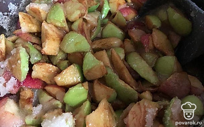 Когда яблоки дали сок, можете начинать варить. Нагревайте на среднем огне до растворения сахара.