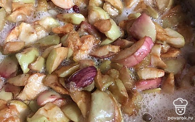 Варите минут 5. Яблоки начнут разбухать, становятся мягкими. Теперь отключите плиту и оставьте варенье часа на 3-4.