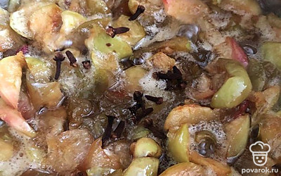 Я оставляю наставиться варенье даже на всю ночь, а утром провариваю второй раз. Когда варенье закипает повторно, добавьте гвоздику. Смотрите на свое предпочтение, можно больше: штук 20-30. Я добавила 15, и аромат еле чувствуется.