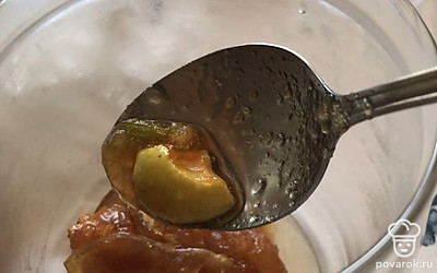 Выложите варенье в чистые сухие стеклянные банки. Можете хранить эти заготовки на 1-2 года.