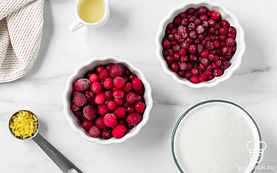 Отмерьте нужное количество всех ингредиентов. Простерилизуйте банки и крышки для хранения ягод любым удобным способом.