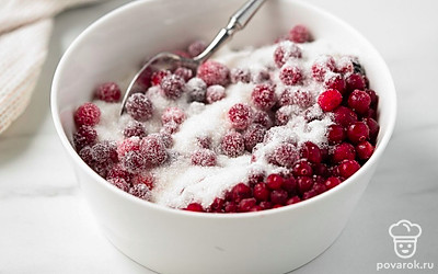Смешайте в миске замороженные ягоды с сахаром и оставьте размораживаться на 2 часа.