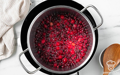 Переложите ягоды с сахаром в кастрюлю и поставьте на средний огонь. После закипания уменьшите нагрев и варите 10 минут.