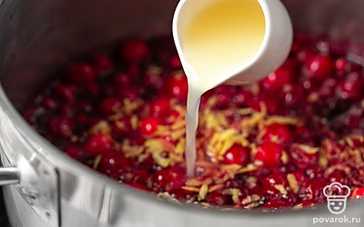 Добавьте сок и цедру лимона. Перемешайте. Варите еще 1 минуту.