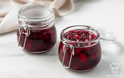 Разложите варенье по баночкам и плотно закатайте крышками. Дайте варенью полностью остыть при комнатной температуре, обернув баночки одеялом.