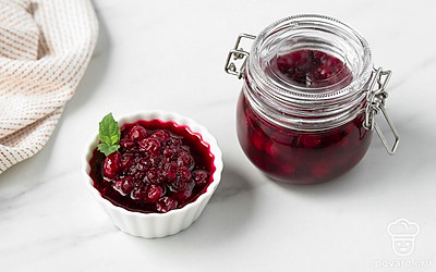 Подавайте варенье из замороженных ягод, украсив веточкой мяты.