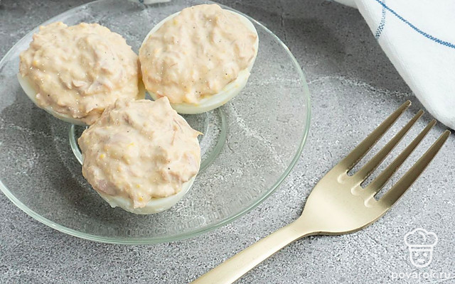 Фаршированные яйца с консервированным тунцом — Рецепт с фото