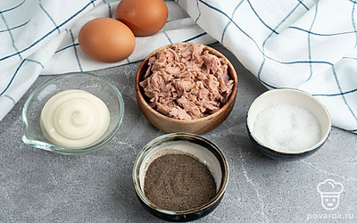 Убедитесь, что у вас есть все продукты в нужном количестве. Отварите куриное яйцо заранее.