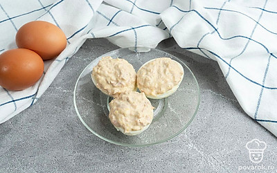 Украсьте вашу закуску и подавайте на стол.