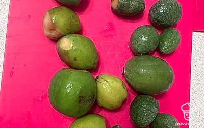 Ягоды хорошо промойте водой. Обрежьте хвостики.