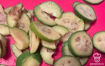 Нарежьте плоды тоненькими кружочками.