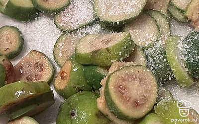 Выложите ягоды в глубокую кастрюлю и посыпьте сахаром.