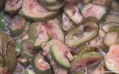 Поставьте кастрюлю на огонь. Варите на медленном огне 40 минут, периодически помешивая.