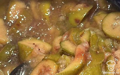 Горячее варенье снимите с плиты и остудите.