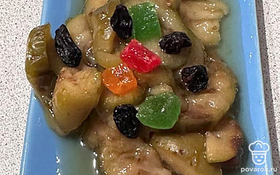 Выложите варенье в тарелку, украсьте цукатами и изюмом. Приятного аппетита!