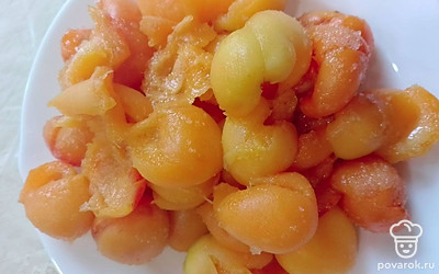 Помойте, очистите абрикосы от косточки. 