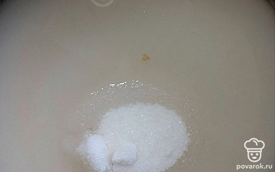 Сварите сироп. Смешайте сахар и воду, вскипятите. 